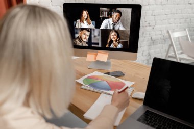 Genç bir kadın video görüşmesi yapıyor. 