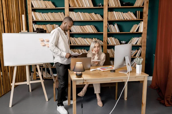 Pareja Joven Oficina Trabajando Con Ordenador Portátil — Foto de Stock