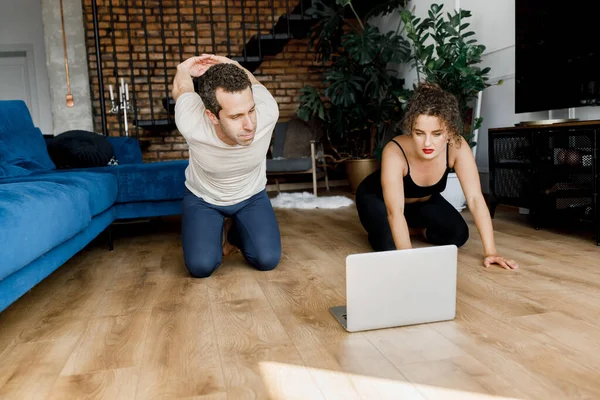 Young Couple Training Home Laptop Floor — Stock Photo, Image