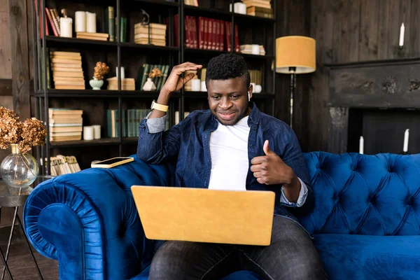 Afrikanisch Amerikanischer Mann Mit Laptop Wohnzimmer — Stockfoto