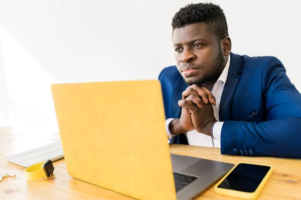 Afrikanisch Amerikanischer Geschäftsmann Mit Laptop Und Handy — Stockfoto