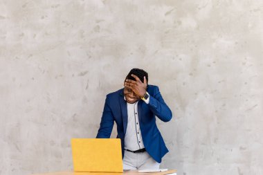 Ofiste çalışan Afro-Amerikan iş adamı. 