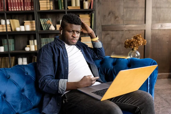 Afrikanisch Amerikanischer Mann Mit Laptop Zimmer — Stockfoto