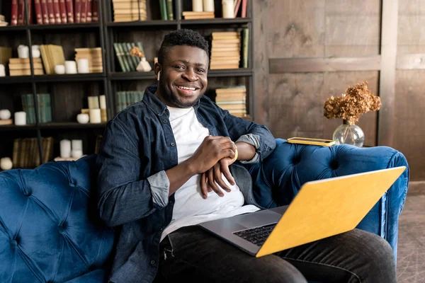 Junger Afrikanisch Amerikanischer Mann Sitzt Hause Auf Dem Sofa — Stockfoto
