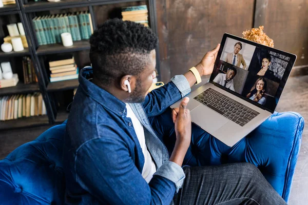 Junger Afrikaner Mit Videoanruf Auf Laptop — Stockfoto