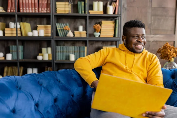 Afrikanisch Amerikanischer Mann Benutzt Laptop Wohnzimmer — Stockfoto