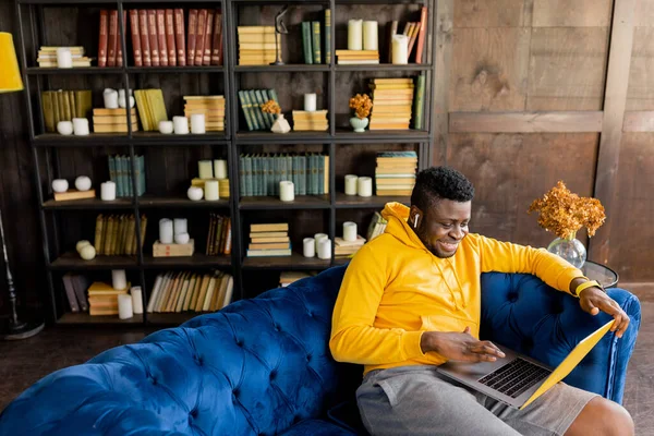 Afrikanisch Amerikanischer Mann Mit Laptop Sitzt Auf Sofa Wohnzimmer — Stockfoto