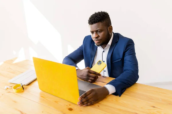 Afrikanisch Amerikanischer Geschäftsmann Mit Smartphone Und Laptop — Stockfoto