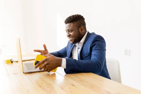 Afrikanischer Amerikanischer Geschäftsmann Sitzt Tisch Und Arbeitet Mit Laptop — Stockfoto