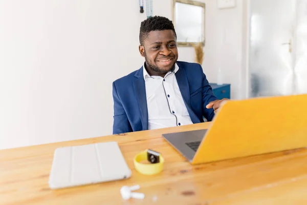 Afrikanischer Amerikaner Sitzt Tisch Und Arbeitet Laptop — Stockfoto