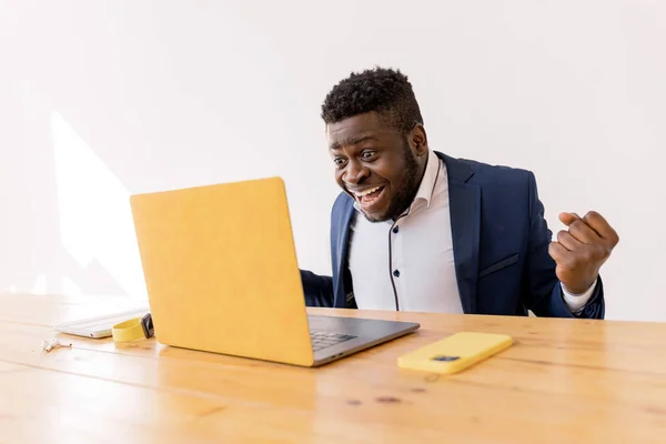Afrikanisch Amerikanischer Geschäftsmann Sitzt Tisch Und Schaut Auf Laptop Computer — Stockfoto