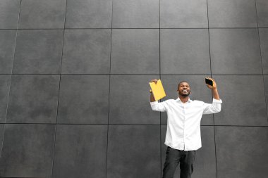 Tablet ve bilgisayarlı Afrikalı adam 