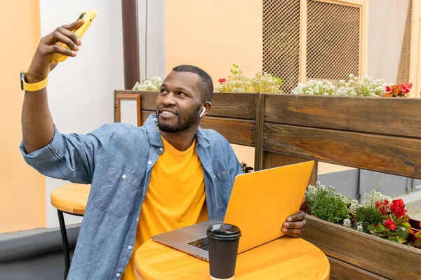 Afrikanisch Amerikanischer Mann Mit Laptop Macht Selfie — Stockfoto