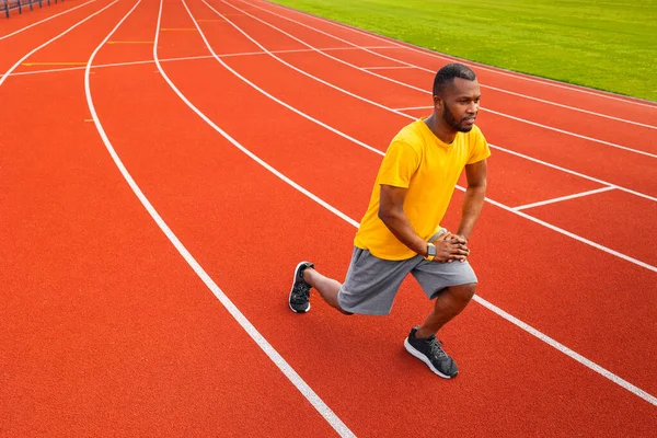 Homem Streching Fundo Estádio — Fotografia de Stock