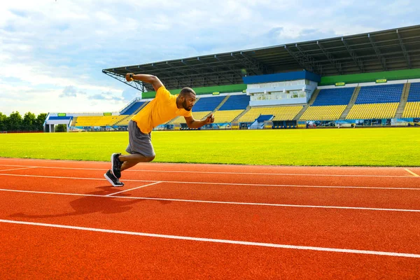 Joven Africano Hombre Corriendo Pista — Foto de Stock