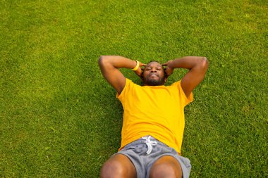 Delikanlı stadyumda egzersiz yapıyor. 