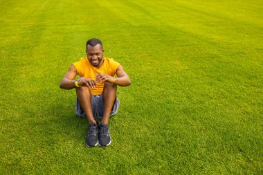 Genç Afrikalı Amerikalı adam stadyumda kutlama yapıyor. 