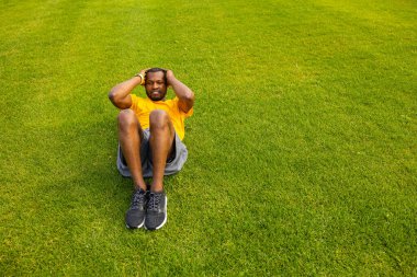 Delikanlı stadyumda egzersiz yapıyor. 