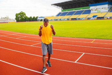 Genç Afrikalı Amerikalı adam stadyumda kutlama yapıyor. 