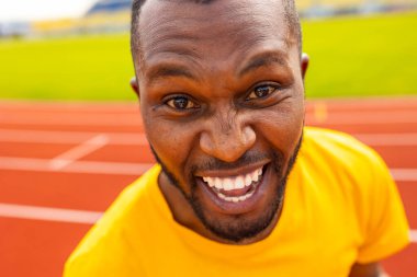 Yakışıklı bir Afrikalı Amerikalı 'nın portresi. 