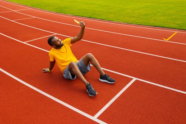 Jovem Homem Apto Com Smartphone Estádio — Fotografia de Stock