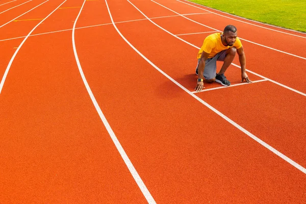 Jovem Homem Apto Correndo Estádio — Fotografia de Stock