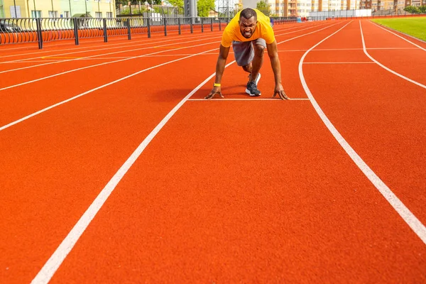 Joven Forma Hombre Corriendo Estadio — Foto de Stock