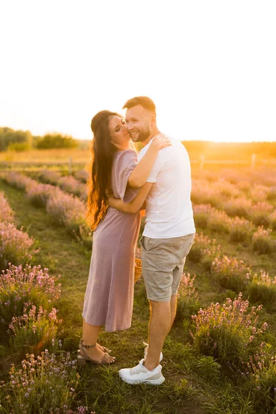 Young Couple Love Relaxing Field Sunset — Stock Photo, Image