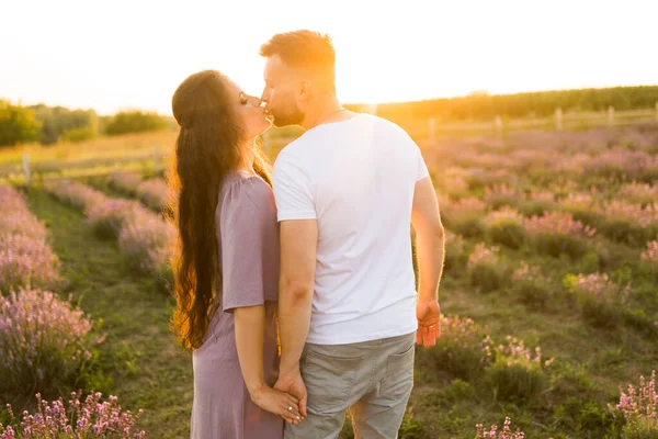 Unga Par Förälskade Kyssas Fältet Vid Solnedgången — Stockfoto