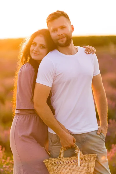 Junges Verliebtes Paar Entspannt Sich Bei Sonnenuntergang Auf Dem Feld — Stockfoto