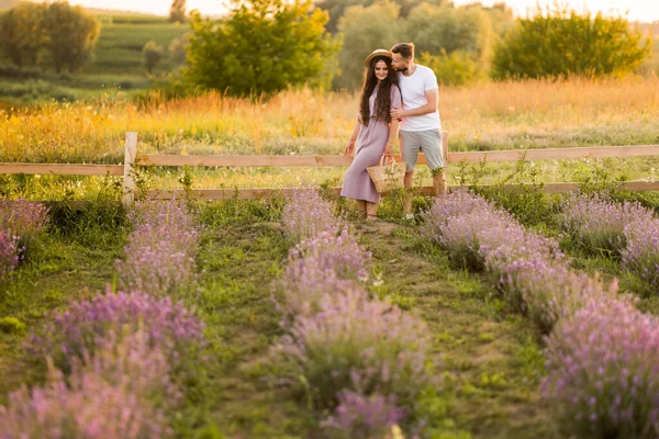 Young Couple Love Relaxing Field Sunset — Fotografia de Stock