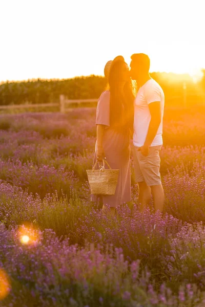 日没時に現地でキスをするのが好きな若いカップルは — ストック写真