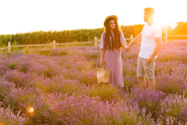 Young Couple Love Relaxing Field Sunset — Fotografia de Stock