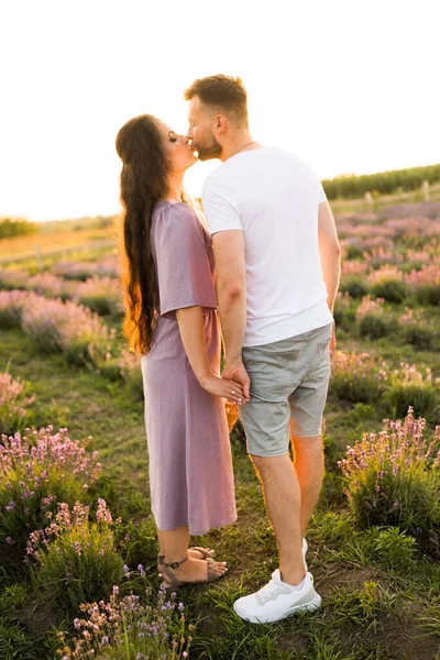 Pareja Joven Enamorada Besándose Campo Atardecer — Foto de Stock