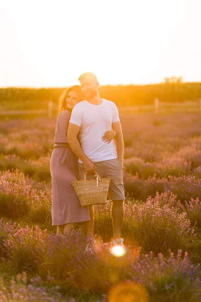 夕暮れ時に畑でリラックスする若いカップルが — ストック写真