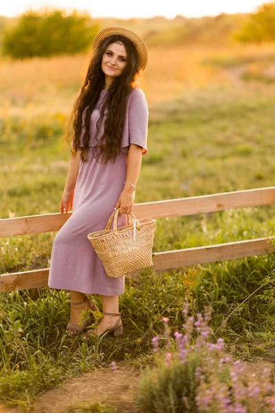 Vacker Ung Kvinna Ett Fält Lavenders — Stockfoto