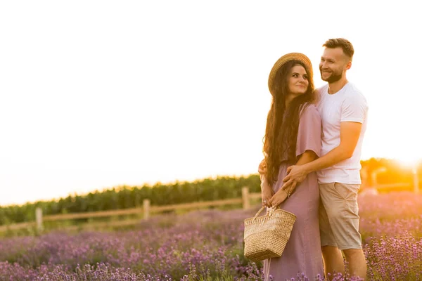 Young Couple Love Relaxing Field Sunset — Fotografia de Stock