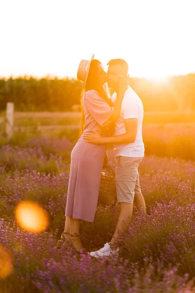 Pareja Joven Enamorada Besándose Campo Atardecer —  Fotos de Stock