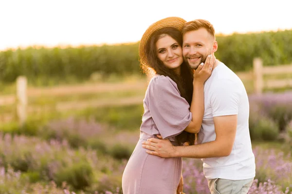 Young Couple Love Relaxing Field Sunset — Fotografia de Stock