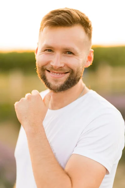 Joven Con Barba Posando Campo —  Fotos de Stock