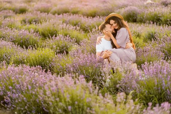 Pareja Joven Enamorada Besándose Campo Atardecer — Foto de Stock