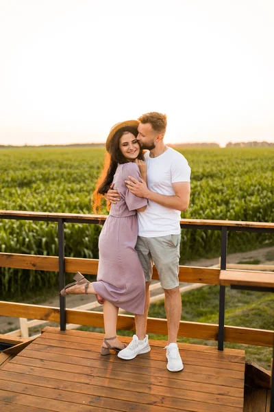 Jovem Casal Apaixonado Beijando Campo Pôr Sol — Fotografia de Stock