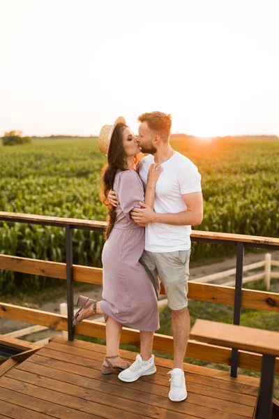 Junges Verliebtes Paar Küsst Sich Bei Sonnenuntergang Auf Dem Feld — Stockfoto