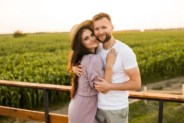 Young Couple Love Relaxing Field Sunset — Foto de Stock