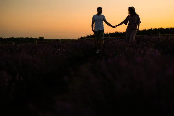 Young Couple Love Relaxing Field Sunset — Stock Photo, Image