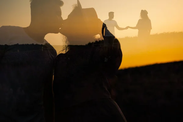 Giovane Coppia Innamorata Baciare Nel Campo Tramonto — Foto Stock