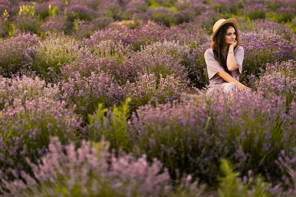 Beautiful Young Woman Field Lavenders — Fotografia de Stock