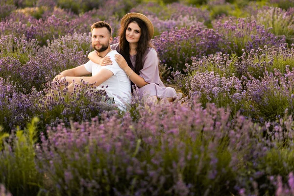 Tineri Cuplu Dragoste Relaxare Câmp Apus Soare — Fotografie, imagine de stoc