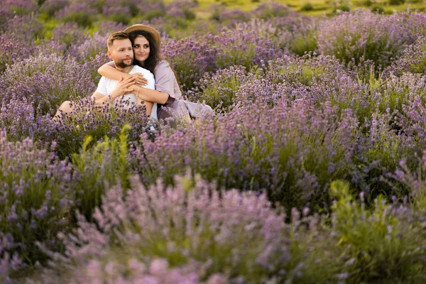 Tineri Cuplu Dragoste Relaxare Câmp Apus Soare — Fotografie, imagine de stoc