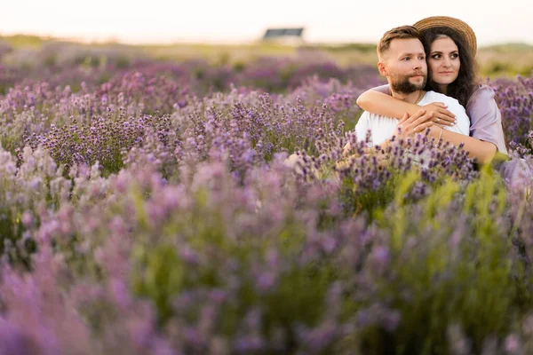 Jong Paar Liefde Ontspannen Het Veld Bij Zonsondergang — Stockfoto